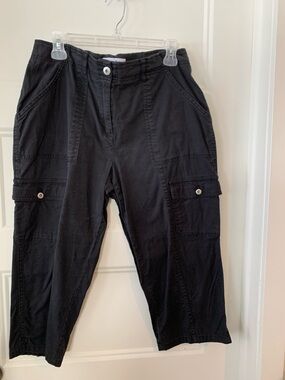 Nugard women Black Cargo Capris with Buttoned Pockets